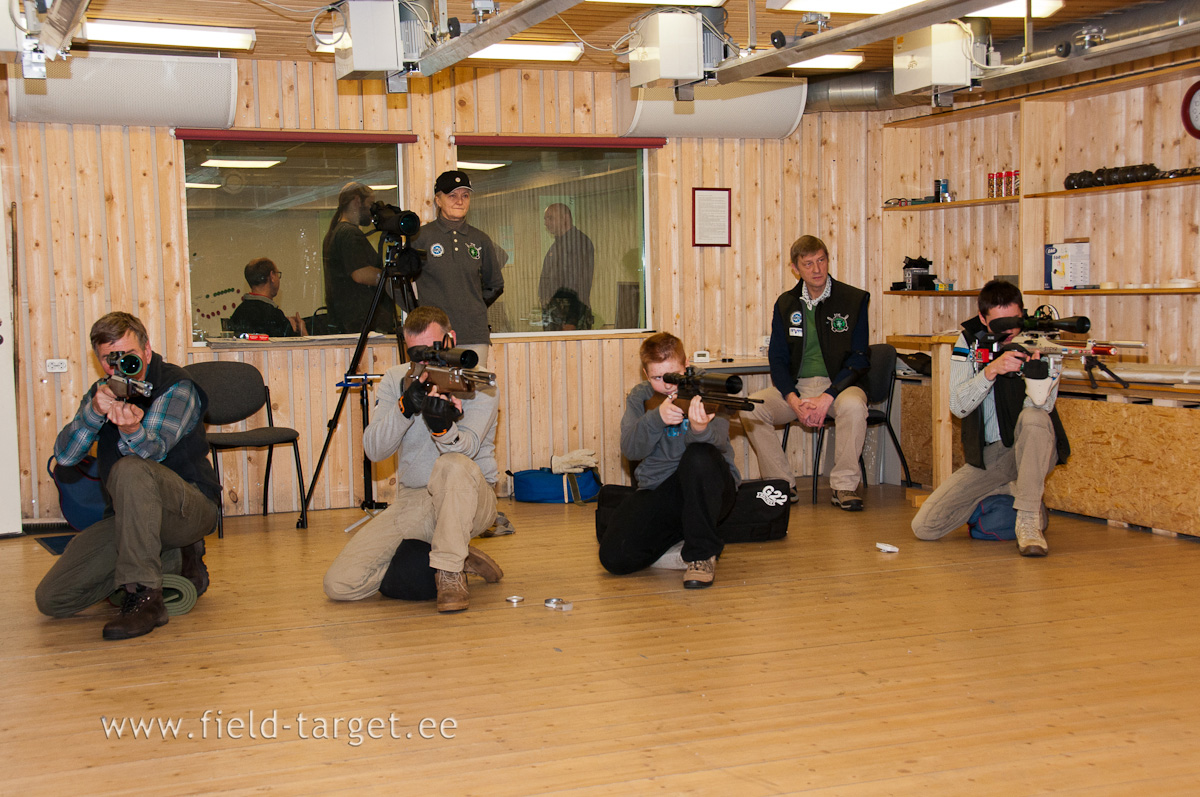 0070   tundub, et neil ulatub polv ikka vastu maad